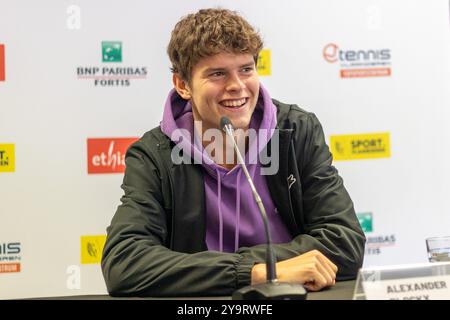 Anversa, Belgio. 11 ottobre 2024. Il belga Alexander Blockx risponde alle domande durante una conferenza stampa in vista dell'European Open Tennis ATP Tournament, ad Anversa, venerdì 11 ottobre 2024. BELGA PHOTO WARD VANDAEL credito: Belga News Agency/Alamy Live News Foto Stock