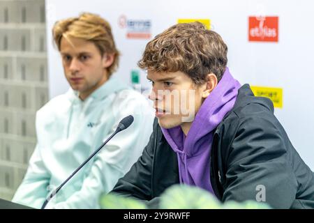 Anversa, Belgio. 11 ottobre 2024. Il belga Zizou Bergs e il belga Alexander Blockx rispondono alle domande durante una conferenza stampa in vista dell'European Open Tennis ATP Tournament, ad Anversa, venerdì 11 ottobre 2024. BELGA PHOTO WARD VANDAEL credito: Belga News Agency/Alamy Live News Foto Stock