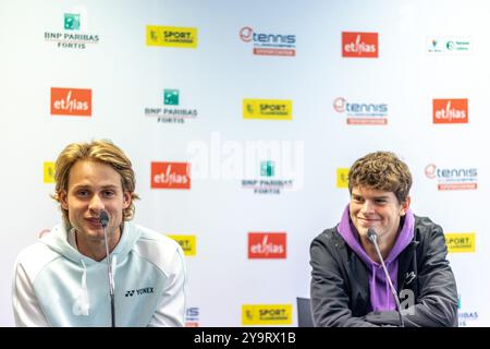 Anversa, Belgio. 11 ottobre 2024. Il belga Zizou Bergs e il belga Alexander Blockx rispondono alle domande durante una conferenza stampa in vista dell'European Open Tennis ATP Tournament, ad Anversa, venerdì 11 ottobre 2024. BELGA PHOTO WARD VANDAEL credito: Belga News Agency/Alamy Live News Foto Stock