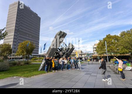 DAS ehemalige Post-Bank Bürohochhaus a Essen. 29.09.2024, EU, DEU, Deutschland, Nordrhein-Westfalen, Essen: das Postbank-Hochhaus ehemals Postscheckamt aus den 1960er Jahre am Hauptbahnhof im Essener Stadtteil Südviertel. ALS architektonisches Vorbild diente das Lever House an der Park Avenue a New York. DAS Hochhaus steht seit 2010 unter Denkmalschutz. Wie weitere Bürohäuser in der Nachbarschaft steht die Immobilie leer. EU, DEU, Germania, Renania settentrionale-Vestfalia, Essen: Il grattacielo della Postbank, precedentemente ufficio postale degli anni '1960 presso la stazione ferroviaria principale di Essen Foto Stock