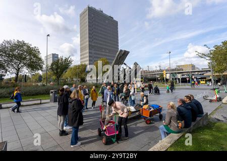 DAS ehemalige Post-Bank Bürohochhaus a Essen. 29.09.2024, EU, DEU, Deutschland, Nordrhein-Westfalen, Essen: das Postbank-Hochhaus ehemals Postscheckamt aus den 1960er Jahre am Hauptbahnhof im Essener Stadtteil Südviertel. ALS architektonisches Vorbild diente das Lever House an der Park Avenue a New York. DAS Hochhaus steht seit 2010 unter Denkmalschutz. Wie weitere Bürohäuser in der Nachbarschaft steht die Immobilie leer. EU, DEU, Germania, Renania settentrionale-Vestfalia, Essen: Il grattacielo della Postbank, precedentemente ufficio postale degli anni '1960 presso la stazione ferroviaria principale di Essen Foto Stock