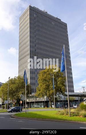 DAS ehemalige Post-Bank Bürohochhaus a Essen. 29.09.2024, EU, DEU, Deutschland, Nordrhein-Westfalen, Essen: das Postbank-Hochhaus ehemals Postscheckamt aus den 1960er Jahre am Hauptbahnhof im Essener Stadtteil Südviertel. ALS architektonisches Vorbild diente das Lever House an der Park Avenue a New York. DAS Hochhaus steht seit 2010 unter Denkmalschutz. Wie weitere Bürohäuser in der Nachbarschaft steht die Immobilie leer. EU, DEU, Germania, Renania settentrionale-Vestfalia, Essen: Il grattacielo della Postbank, precedentemente ufficio postale degli anni '1960 presso la stazione ferroviaria principale di Essen Foto Stock