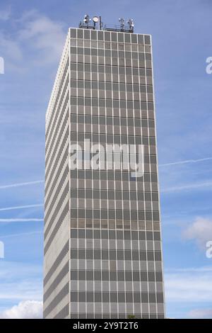 DAS ehemalige Post-Bank Bürohochhaus a Essen. 29.09.2024, EU, DEU, Deutschland, Nordrhein-Westfalen, Essen: das Postbank-Hochhaus ehemals Postscheckamt aus den 1960er Jahre am Hauptbahnhof im Essener Stadtteil Südviertel. ALS architektonisches Vorbild diente das Lever House an der Park Avenue a New York. DAS Hochhaus steht seit 2010 unter Denkmalschutz. Wie weitere Bürohäuser in der Nachbarschaft steht die Immobilie leer. EU, DEU, Germania, Renania settentrionale-Vestfalia, Essen: Il grattacielo della Postbank, precedentemente ufficio postale degli anni '1960 presso la stazione ferroviaria principale di Essen Foto Stock