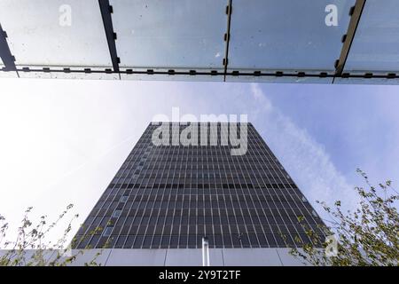 DAS ehemalige Post-Bank Bürohochhaus a Essen. 29.09.2024, EU, DEU, Deutschland, Nordrhein-Westfalen, Essen: das Postbank-Hochhaus ehemals Postscheckamt aus den 1960er Jahre am Hauptbahnhof im Essener Stadtteil Südviertel. ALS architektonisches Vorbild diente das Lever House an der Park Avenue a New York. DAS Hochhaus steht seit 2010 unter Denkmalschutz. Wie weitere Bürohäuser in der Nachbarschaft steht die Immobilie leer. EU, DEU, Germania, Renania settentrionale-Vestfalia, Essen: Il grattacielo della Postbank, precedentemente ufficio postale degli anni '1960 presso la stazione ferroviaria principale di Essen Foto Stock