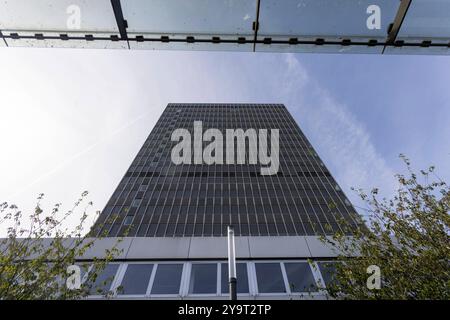 DAS ehemalige Post-Bank Bürohochhaus a Essen. 29.09.2024, EU, DEU, Deutschland, Nordrhein-Westfalen, Essen: das Postbank-Hochhaus ehemals Postscheckamt aus den 1960er Jahre am Hauptbahnhof im Essener Stadtteil Südviertel. ALS architektonisches Vorbild diente das Lever House an der Park Avenue a New York. DAS Hochhaus steht seit 2010 unter Denkmalschutz. Wie weitere Bürohäuser in der Nachbarschaft steht die Immobilie leer. EU, DEU, Germania, Renania settentrionale-Vestfalia, Essen: Il grattacielo della Postbank, precedentemente ufficio postale degli anni '1960 presso la stazione ferroviaria principale di Essen Foto Stock