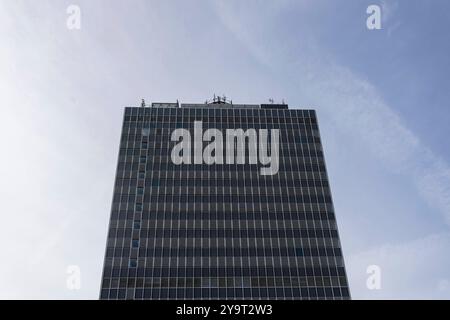 DAS ehemalige Post-Bank Bürohochhaus a Essen. 29.09.2024, EU, DEU, Deutschland, Nordrhein-Westfalen, Essen: das Postbank-Hochhaus ehemals Postscheckamt aus den 1960er Jahre am Hauptbahnhof im Essener Stadtteil Südviertel. ALS architektonisches Vorbild diente das Lever House an der Park Avenue a New York. DAS Hochhaus steht seit 2010 unter Denkmalschutz. Wie weitere Bürohäuser in der Nachbarschaft steht die Immobilie leer. EU, DEU, Germania, Renania settentrionale-Vestfalia, Essen: Il grattacielo della Postbank, precedentemente ufficio postale degli anni '1960 presso la stazione ferroviaria principale di Essen Foto Stock