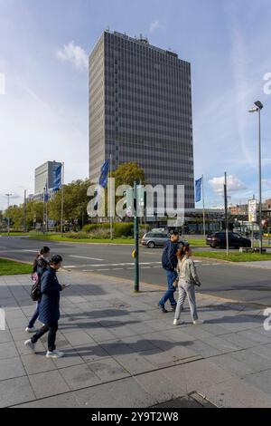 DAS ehemalige Post-Bank Bürohochhaus a Essen. 29.09.2024, EU, DEU, Deutschland, Nordrhein-Westfalen, Essen: das Postbank-Hochhaus ehemals Postscheckamt aus den 1960er Jahre am Hauptbahnhof im Essener Stadtteil Südviertel. ALS architektonisches Vorbild diente das Lever House an der Park Avenue a New York. DAS Hochhaus steht seit 2010 unter Denkmalschutz. Wie weitere Bürohäuser in der Nachbarschaft steht die Immobilie leer. EU, DEU, Germania, Renania settentrionale-Vestfalia, Essen: Il grattacielo della Postbank, precedentemente ufficio postale degli anni '1960 presso la stazione ferroviaria principale di Essen Foto Stock