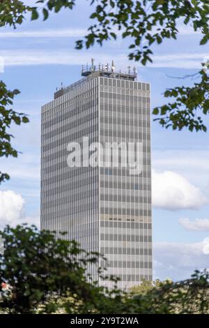 DAS ehemalige Post-Bank Bürohochhaus a Essen. 29.09.2024, EU, DEU, Deutschland, Nordrhein-Westfalen, Essen: das Postbank-Hochhaus ehemals Postscheckamt aus den 1960er Jahre am Hauptbahnhof im Essener Stadtteil Südviertel. ALS architektonisches Vorbild diente das Lever House an der Park Avenue a New York. DAS Hochhaus steht seit 2010 unter Denkmalschutz. Wie weitere Bürohäuser in der Nachbarschaft steht die Immobilie leer. EU, DEU, Germania, Renania settentrionale-Vestfalia, Essen: Il grattacielo della Postbank, precedentemente ufficio postale degli anni '1960 presso la stazione ferroviaria principale di Essen Foto Stock