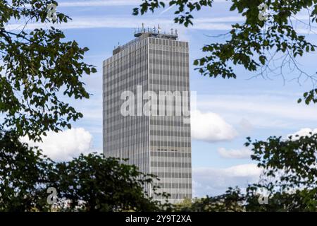 DAS ehemalige Post-Bank Bürohochhaus a Essen. 29.09.2024, EU, DEU, Deutschland, Nordrhein-Westfalen, Essen: das Postbank-Hochhaus ehemals Postscheckamt aus den 1960er Jahre am Hauptbahnhof im Essener Stadtteil Südviertel. ALS architektonisches Vorbild diente das Lever House an der Park Avenue a New York. DAS Hochhaus steht seit 2010 unter Denkmalschutz. Wie weitere Bürohäuser in der Nachbarschaft steht die Immobilie leer. EU, DEU, Germania, Renania settentrionale-Vestfalia, Essen: Il grattacielo della Postbank, precedentemente ufficio postale degli anni '1960 presso la stazione ferroviaria principale di Essen Foto Stock