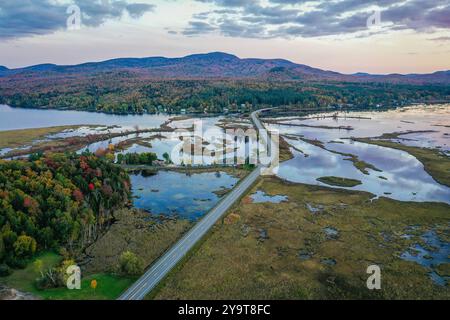 Tupper Lake NY Adirondacks regione dei tre Laghi affacciata a sud della RT 30, tramonto aereo autunnale Foto Stock