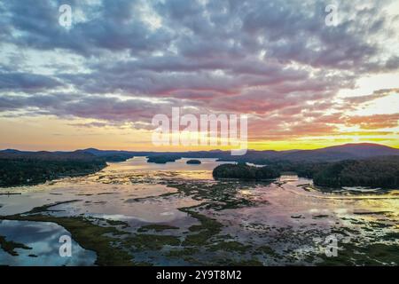 Tupper Lake NY Adirondacks Tri Lakes Region maestoso tramonto in autunno aereo Foto Stock