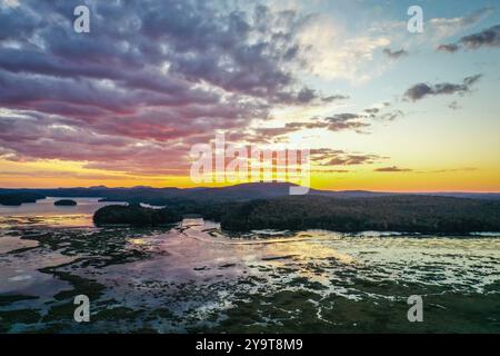 Tupper Lake NY Adirondacks Tri Lakes Region maestoso tramonto in autunno aereo Foto Stock