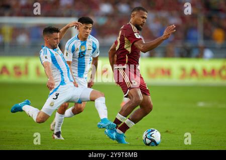 MATURIN, VENEZUELA - 10 OTTOBRE: Salomon Rondon compete per il pallone contro Nicolas Taliafico durante la partita di qualificazione della Coppa del mondo FIFA 2026 sudamericana tra Venezuela e Argentina all'Estadio Monumental de Maturin il 10 ottobre 2024 a Maturin, Venezuela. Foto: Luis Morillo/Alamy Live News Foto Stock