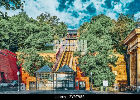 Funicolare per sollevare la montagna su cui sorge il palazzo reale del re ungherese. Foto Stock