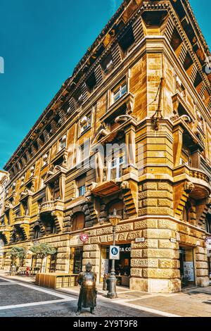 BUDAPEST, Ungheria- Maggio 04, 2016: Statua del poliziotto grasso, su Zrinyi Utca ( Street) a Budapest. Ungheria. Foto Stock