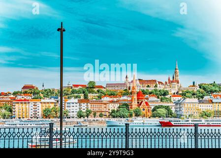 Chiesa di San Mattia e il Bastione dei Pescatori, Chiesa calvinista vista riva del Danubio. Budapest.Ungheria Foto Stock