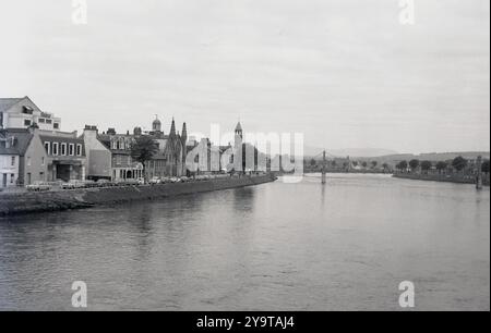 1976, una veduta del lungofiume di Inverness, Scozia, Regno Unito, sulla sinistra della foto, il Palace Cinema. Foto Stock