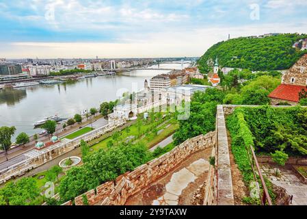 Il Ponte Elisabetta di Budapest,ponte che collega Buda e Pest attraverso il Fiume Danubio. Foto Stock