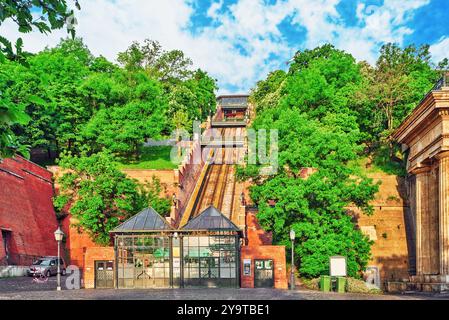 Funicolare per sollevare la montagna su cui sorge il palazzo reale del re ungherese. Foto Stock