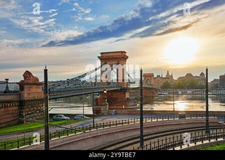 Ponte delle catene di Szechenyi alla mattina tempo. Budapest, Ungheria Foto Stock