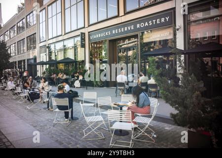Posti a sedere all'aperto presso lo Starbucks Reserve Roastery nel Meatpacking District di New York giovedì 3 ottobre 2024 (© Richard B. Levine) Foto Stock