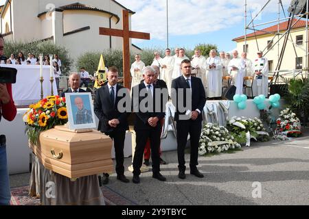 Tezze sul Brenta, Italia. 11 ottobre 2024. Feretro al funerale di Sammy basso a tezze sul brenta - Vicenza - Veneto - Italia - Venerdi 11 ottobre 2024 ( foto Paola Garbuio crediti: LaPresse/Alamy Live News Foto Stock