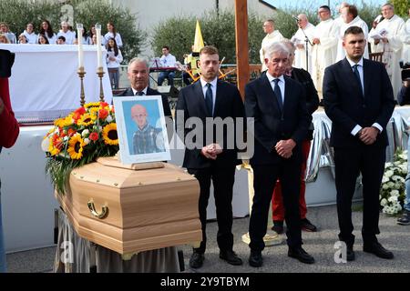 Tezze sul Brenta, Italia. 11 ottobre 2024. Feretro al funerale di Sammy basso a tezze sul brenta - Vicenza - Veneto - Italia - Venerdi 11 ottobre 2024 ( foto Paola Garbuio crediti: LaPresse/Alamy Live News Foto Stock