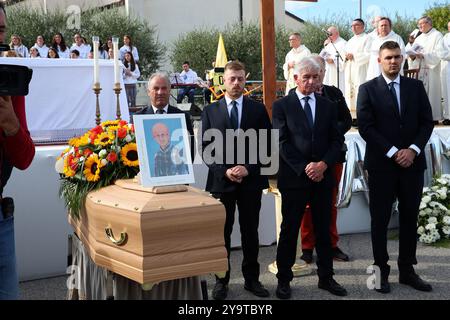 Tezze sul Brenta, Italia. 11 ottobre 2024. Feretro al funerale di Sammy basso a tezze sul brenta - Vicenza - Veneto - Italia - Venerdi 11 ottobre 2024 ( foto Paola Garbuio crediti: LaPresse/Alamy Live News Foto Stock