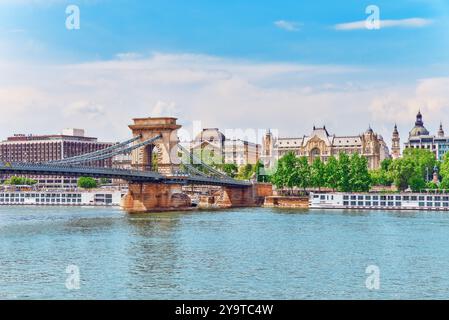 Ponte delle catene di Szechenyi alla mattina tempo. Budapest, Ungheria. Foto Stock