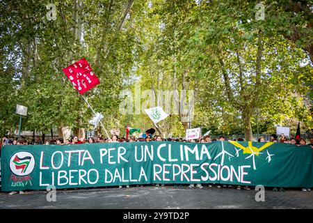 Roma, RM, Italia. 11 ottobre 2024. Centinaia di studenti in sciopero scolastico si riuniscono a Roma per partecipare alla marcia sul clima. Anche gli studenti universitari protestarono contro il governo, chiamandolo "No Meloni Day". "Lotta per un clima libero dalla repressione" legge lo striscione. (Credit Image: © Marco di Gianvito/ZUMA Press Wire) SOLO PER USO EDITORIALE! Non per USO commerciale! Foto Stock