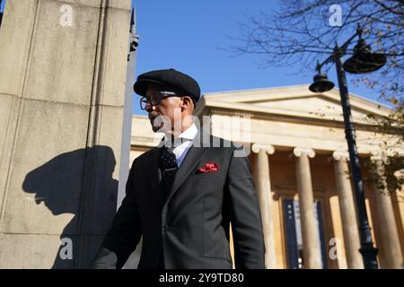 Il presentatore della BBC Jay Blades lascia Worcester Crown Court, dove si è dichiarato non colpevole di aver assunto comportamenti di controllo o coercitivi nei confronti di sua moglie Lisa-Marie Zbozen tra il 1° gennaio 2023 e il 12 settembre 2024. Data foto: Venerdì 11 ottobre 2024. Foto Stock