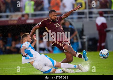 MATURIN, VENEZUELA - 10 OTTOBRE: Salomon Rondon del Venezuela compete per il pallone e Germán Pezzella durante la partita di qualificazione della Coppa del mondo FIFA 2026 tra Venezuela e Argentina all'Estadio Monumental de Maturin il 10 ottobre 2024 a Maturin, Venezuela. Foto: Luis Morillo/Alamy Live News Foto Stock