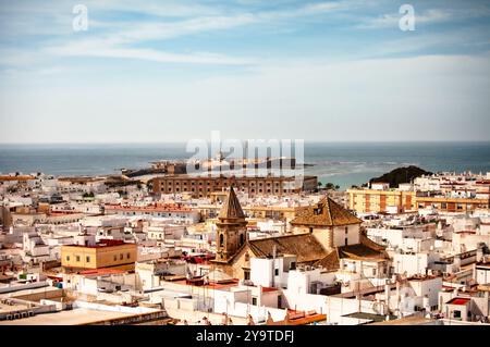 Veduta aerea di Cadice con il Castello di San Sebastián sullo sfondo Foto Stock