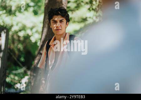 Giovane che esplora una lussureggiante foresta verde con curiosità Foto Stock