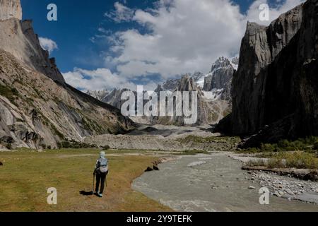 Trekking nella splendida valle di Nangma (Yosemite del Pakistan), Kanday, Baltistan, Pakistan Foto Stock