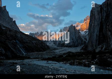 Tramonto nella splendida valle di Nangma (Yosemite del Pakistan), Kanday, Baltistan, Pakistan Foto Stock