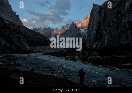 Tramonto nella splendida valle di Nangma (Yosemite del Pakistan), Kanday, Baltistan, Pakistan Foto Stock