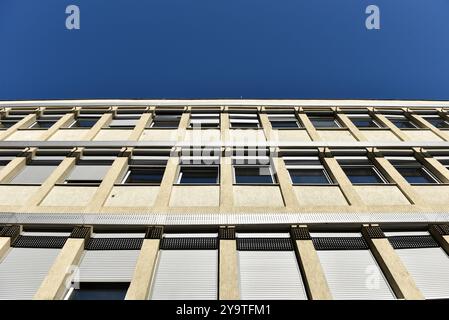 Facciata di un edificio moderno contro il cielo blu Foto Stock