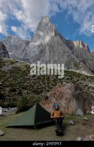 Campeggio nella splendida valle di Nangma (Yosemite del Pakistan), Kanday, Baltistan, Pakistan Foto Stock