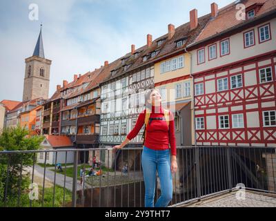 Turista esplora la splendida città di Erfurt, passeggiando per le sue strade storiche, ammirando l'affascinante architettura e scoprendo monumenti culturali, completamente immersa nel ricco patrimonio della città. Foto Stock