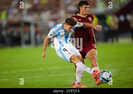 MATURIN, VENEZUELA - 10 OTTOBRE: Julian Alvarez dell'Argentina e Jon Aramburu del Venezuela durante la partita di qualificazione ai Mondiali sudamericani 2026 tra Venezuela e Argentina all'Estadio Monumental de Maturin il 10 ottobre 2024 a Maturin, Venezuela. Foto: Luis Morillo/Alamy Live News Foto Stock