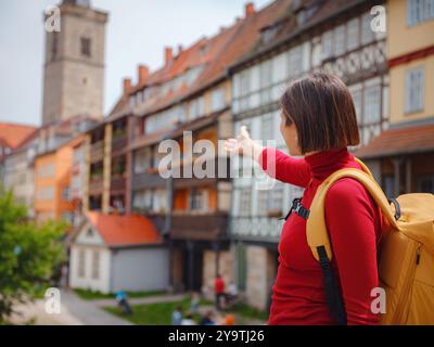 Turista esplora la splendida città di Erfurt, passeggiando per le sue strade storiche, ammirando l'affascinante architettura e scoprendo monumenti culturali, completamente immersa nel ricco patrimonio della città. Foto Stock