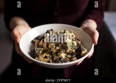 Broccoli freschi e vivaci e insalata di mango: Un perfetto equilibrio di colori e nutrizione, realizzati con ingredienti sani per un pasto rinfrescante. Foto Stock