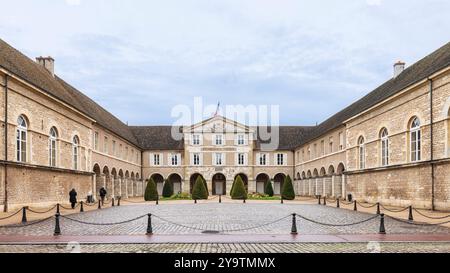 Beaune, Francia - 29 aprile 2024: Municipio e piazza dell'antica città di Beaune nella regione della Borgogna in Francia Foto Stock