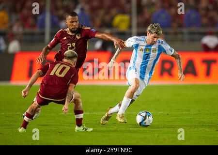 MATURIN, VENEZUELA - 10 OTTOBRE: Rodrigo de Paul dell'Argentina guida la palla e Salomon Rondo del Venezuela durante la partita di qualificazione della Coppa del mondo 2026 sudamericana tra Venezuela e Argentina all'Estadio Monumental de Maturin il 10 ottobre 2024 a Maturin, Venezuela. Foto: Luis Morillo/Alamy Live News Foto Stock