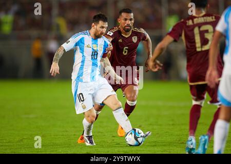 MATURIN, VENEZUELA - 10 OTTOBRE: Lionel messi dell'Argentina gareggia per la palla contro Yangel Herrera del Venezuela durante la partita di qualificazione ai Mondiali di calcio 2026 sudamericana tra Venezuela e Argentina all'Estadio Monumental de Maturin il 10 ottobre 2024 a Maturin, Venezuela. Foto: Luis Morillo/Alamy Live News Foto Stock