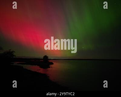 Vista sul lago con Aurora Foto Stock