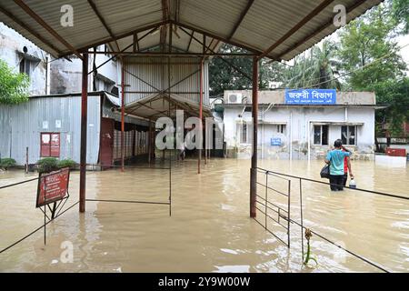 I popoli stanno arrivando in un ospedale governativo colpito dalle inondazioni per ricevere cure nel distretto di beni, in Bangladesh, il 25 agosto 2024. Foto Stock