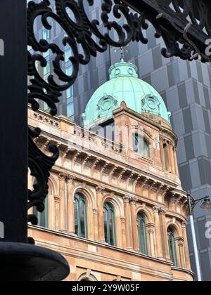 Ewart Building e Grand Central Hotel, Bedford Street, Belfast, con lampioni Ulster Hall Foto Stock