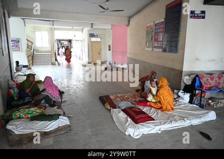 Persone che prendono trattamento in un ospedale governativo durante l'alluvione nel distretto di Feni, Bangladesh, il 25 agosto 2024 Foto Stock